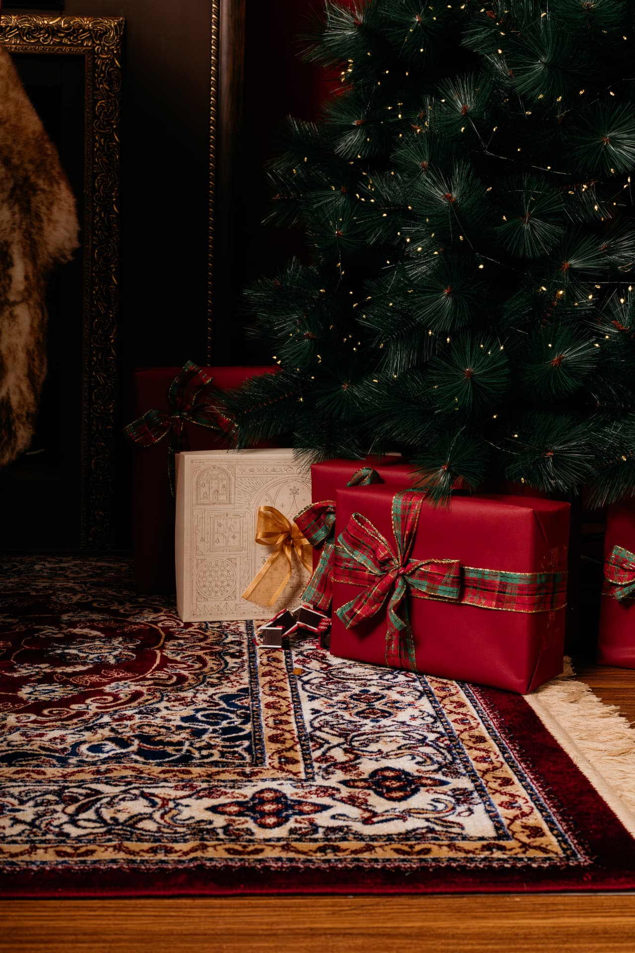 Presentes embalados sob a árvore de Natal sobre um tapete oriental
